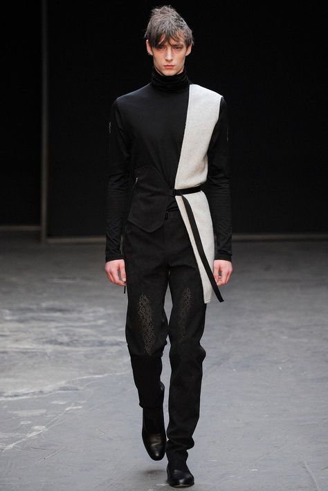 Futuristic Mens Fashion, Black And White Clothes, Menswear Runway, White Clothes, Stylish Mens Fashion, Elegante Casual, Futuristic Fashion, Mens Fashion Classy, Mens Fall