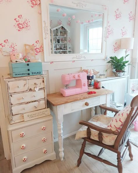 Craft Room Vintage Style, Shabby Chic Sewing Room, Vintage Sewing Room Inspiration, Sewing Room Wall Decor Ideas, Craft Room Aesthetic, Vintage Craft Room, Shabby Chic Craft Room, Vintage Sewing Rooms, Crafting Area