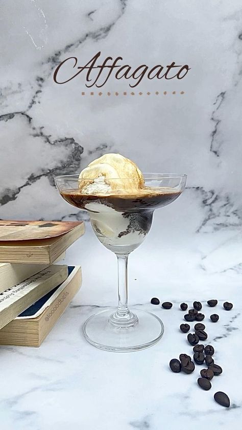 Affagoto Dessert, Espresso Affogato, Coffee Ice Cream Recipe, Coffee Presentation, Ice Cream Menu, Coffee Recipes Starbucks, Shot Of Espresso, Italian Dessert, Espresso Powder