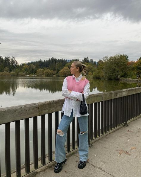 Pink Vest Outfit, Sweater Vest Outfit Aesthetic, Vest Outfits Aesthetic, Sophie Suchan, Winter Vacation Outfits, Flare Jeans Style, October Outfits, Sweater Vest Outfit, Slay Outfits