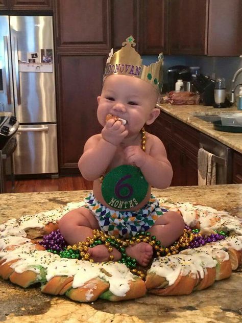 Omg I have to do this! ! Mardi Gras Kid, King Cake Baby, Mardi Gras Centerpieces, Mardi Gras Crafts, Mardi Gra, Mardi Gras King Cake, Mardi Gras Food, Mardi Gras Outfits, Milestone Pictures