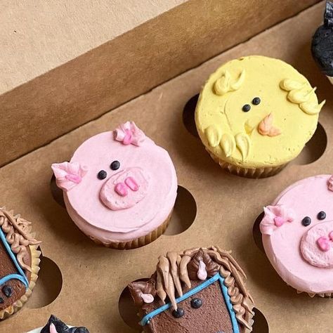 Megan | Trudy's Table Bakery on Instagram: "It’s been a while since I had a cute farm animal cupcake set!! Hope you had the best celebration @meld.6 confetti cake // vanilla buttercream #trudystablebakery #bhambaker #bhambakery #alabamabaker #alabamabakery #birminghamcakemaker #birminghamcakery #allthebutter #buttercreamcake #teambuttercream #bhamcupcakes #alabamacupcakes #animalcupcakes #farmcupcakes" Farmhouse Cupcakes, Birthday Cupcakes Boy, Farm Animal Cupcakes, Cottage Bakery, Animal Cupcake, Decorated Cupcakes, Cake Vanilla, Buttercream Cupcakes, Confetti Cake