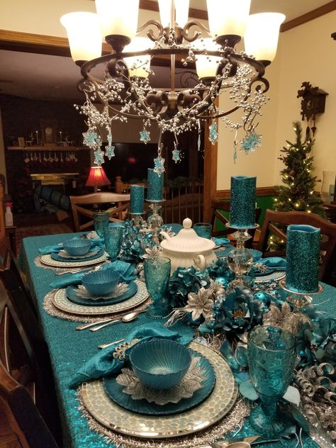 Turquoise Dining Room Decor, Turquoise Christmas Table Decor, Peacock Dining Room Ideas, Turquoise Party Decorations, Turquoise Table Setting, Modern Dining Table Centerpiece, Turquoise Christmas Decor, Dining Table Centerpiece Ideas, Turquoise Wedding Decorations