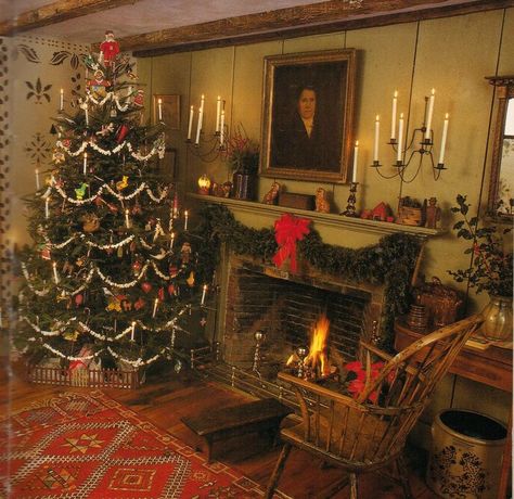 Amazing room and a primitive Christmas Tree with popcorn garland, handmade folk ornaments and candles. Description from pinterest.com. I searched for this on bing.com/images Colonial Christmas Tree, Colonial Williamsburg Christmas, Williamsburg Christmas, Primitive Christmas Tree, Easy Homemade Christmas Gifts, Primitive Christmas Decorating, Colonial Christmas, Prim Christmas, Old Fashioned Christmas