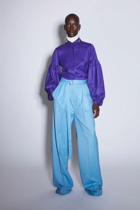 Lutz Huelle Fall 2022 Ready-to-Wear Collection | Vogue Blue And Purple Outfit, Purple Fashion Outfit, Lutz Huelle, Purple Outfit, Color Combinations For Clothes, 2023 Trends, Purple Outfits, Vogue Russia, Winter 2022