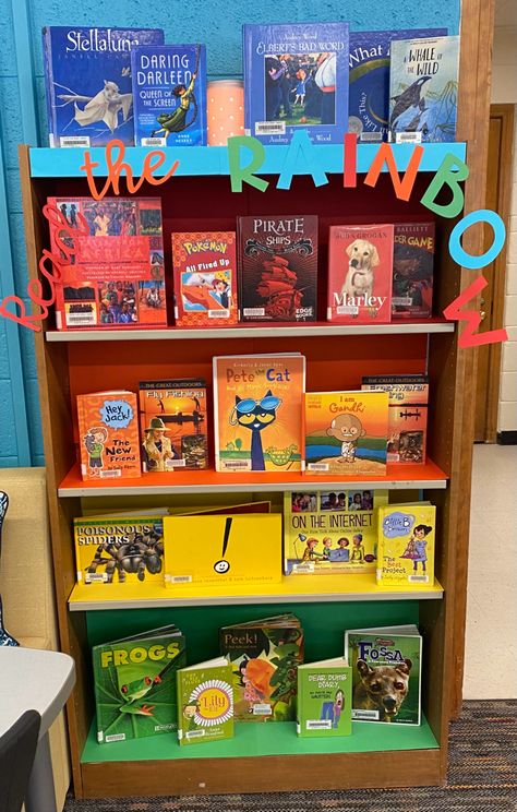 Decorate School Library, Library School Ideas, Library School Aesthetic, Primary School Library Displays, November Library Display Ideas, Kids Library Ideas, Library Classroom Ideas, Cozy School Library, School Library Decorations