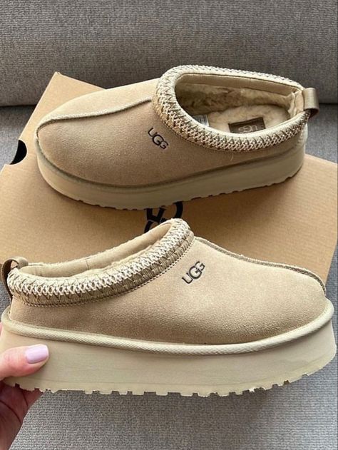 ugg style House Slippers Boots, Ugg Tazz Platform, Brown Uggs, Brown Ugg Boots, Slippers Platform, Uggs With Bows, Ugg Tazz, Shoes Slides, Ugg Boots Tall