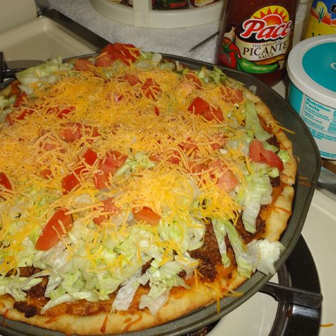 Pizza Hut Retro Taco Pizza Recipe | Make with no meat or cheese and this becomes vegan.  Use hot sauce. Pizza Hut Taco Pizza Recipe, Pizza Hut Taco Pizza, Homemade Taco Pizza, Taco Pizza Recipe, Pizza Taco, Taco Pizza Recipes, Pizza Vegana, Mexican Pizza, Taco Pizza