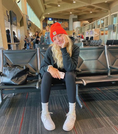 Greta Wilson on Instagram: “beanie season 🌚🧡🖤🎃” Womens Beanies Outfits, Creative Selfies, Beanie Outfits, Greta Wilson, Beanie Fits, Beanie Outfit, Airplane Essentials, Fits Aesthetic, Cold Weather Outfits