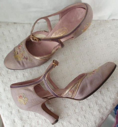 1920s Heels, 1920s Aesthetic, Fairy Shoes, Embroidered Shoes, Shoe Inspo, Downton Abbey, Pretty Shoes, Dream Shoes, Vintage Shoes