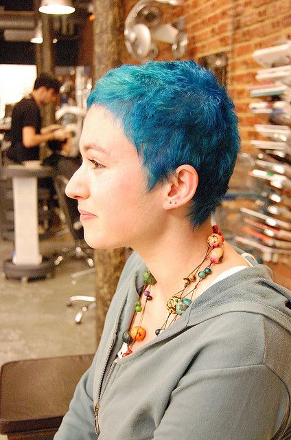 Super short blue hair Witch Mom, Wig Inspiration, Short Blue Hair, Hair Doos, Wild Hair Color, Curly Pixie Hairstyles, Hair Color Crazy, Short Hair Pixie Cuts, Coloured Hair