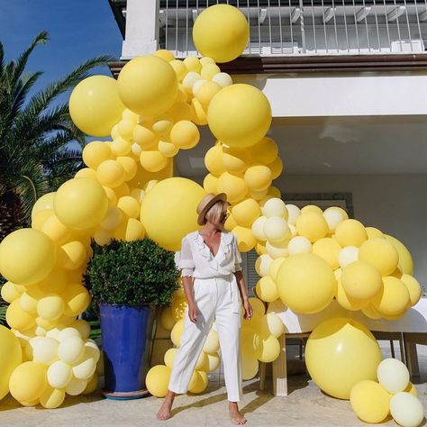 THE EVENT COLLECTIVE ✖️ on Instagram: “Instant summer vibes 🌼🌞🌻💛 by @epishevai #balloonwall #balloongarland #theeventcollectivex #yellowballoons” Citrus Decorations, Yellow Balloon Arch, Citrus Flowers, Yellow Cakes, Birthday Party Paper Decorations, Yellow Wedding Cake, Lemon Themed Bridal Shower, Balloons Galore, Qualatex Balloons