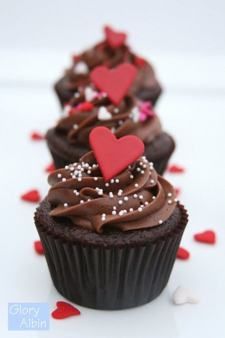 {Recipe} Perfectly Chocolate Cupcakes Cocoa Cupcakes, Valentines Recipes Desserts, Cupcakes With Chocolate, Valentines Baking, Valentine Day Cupcakes, Cupcakes Decorados, Hari Valentine, Low Carb Cheesecake, Valentine Desserts