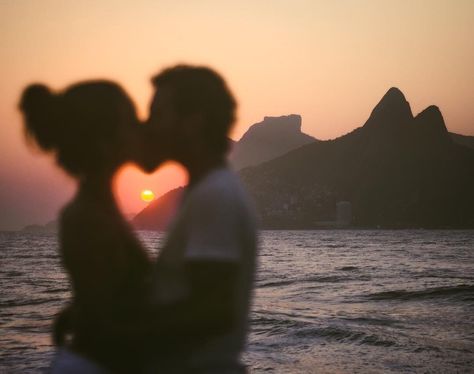 Sunset kiss / couples kiss / couples hugs / sunset love / sea / summer love / aesthetic pictures Kissing Silhouette, Sunset Kiss, Hugging Couple, Beach Shoot, Sometimes I Wonder, Kissing Couples, Guys Be Like, Beach Aesthetic, Summer Of Love