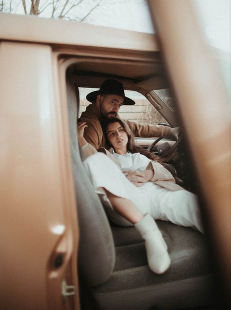 Retro Family Photos, Couple In Car, Country Girl Aesthetic, Retro Photoshoot, Retro Trailer, Vintage Jeep, Engagement Pictures Poses, Vintage Couples, Retro Photography