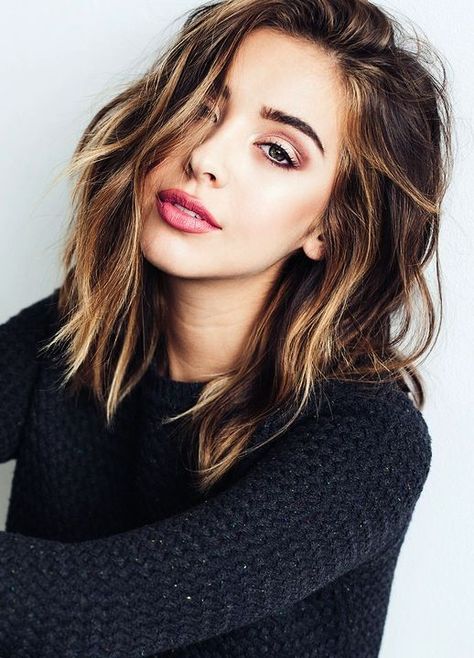 Picture Of dark brown hair with blonde highlights, wavy bob hairstyle Highlights Brown Hair Short, Longbob Hair, Dark Brown Hair With Blonde Highlights, Highlights Brown Hair Balayage, Wavy Bob Hairstyles, Brown Hair With Blonde Highlights, Brown Hair Balayage, Honey Hair, Highlights Brown Hair