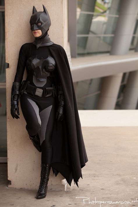 Damilyn looks amazing cosplaying her genderbent version of Batman! Nope, not Batwoman or Batgirl, it's femme Batman! Female Batman Cosplay, Genderbent Batman, Batman Female Costume, Female Batman Costume, Female Batman, Bat Woman, Batgirl Cosplay, Batman And Batgirl, Batman Costumes