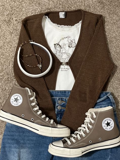 Brown Chuck Taylors Outfit, Dark Brown And Beige Outfit, Brown Converse Outfit Fall, Dark Brown Converse Outfit, Brown Converse Outfit Summer, Styling Brown Cardigan, Cute Brown Outfit Aesthetic, Brown Accessories Aesthetic, Light Brown Converse Outfit