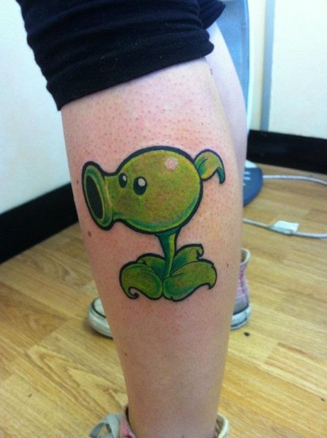 A tattoo may be going a little to far in one's love for a video game, lol. Plants Vs Zombies Tattoo, Pea Shooter, Zombie Tattoos, Gamer Tattoos, Plant Zombie, Plantas Vs Zombies, Sweet Tattoos, Plant Tattoo, Gaming Tattoo