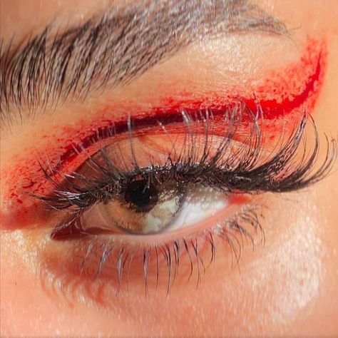 Blood Eyeliner, Halloween Makeup Blood, Scary Face Paint, Halloween Eyeliner, Mens Halloween Makeup, Maquillage Halloween Simple, Blood Makeup, Spf Makeup, Cool Halloween Makeup