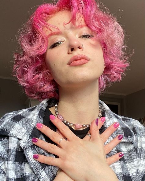 Curly Pink Hair, Pink Haircut, Pink Short Hair, Short Platinum Blonde Hair, Bright Pink Hair, Short Dyed Hair, Curly Pixie Haircuts, Ombre Hair Blonde, Dyed Hair Inspiration