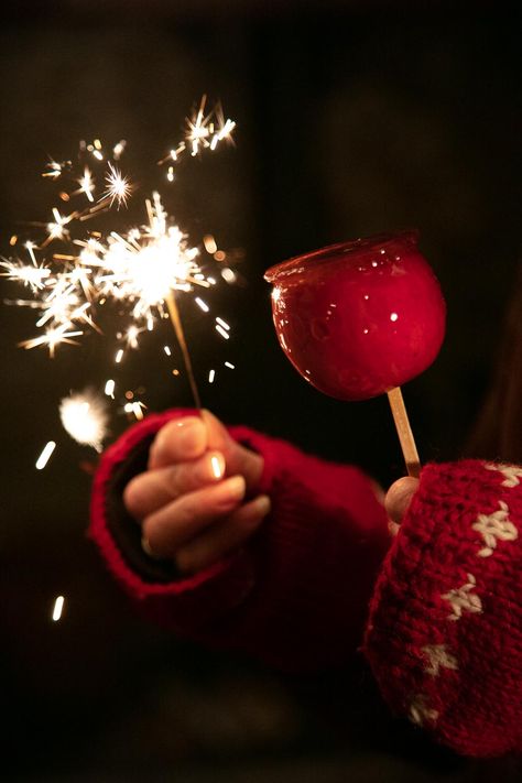 How To Make Toffee Apples At Home | Thinly Spread Bonfire Night Aesthetic, Bonfire Treats, Bonfire Night Treats, Bonfire Night Guy Fawkes, Bonfire Toffee, Bonfire Night Food, How To Make Toffee, Toffee Apples, 5th November