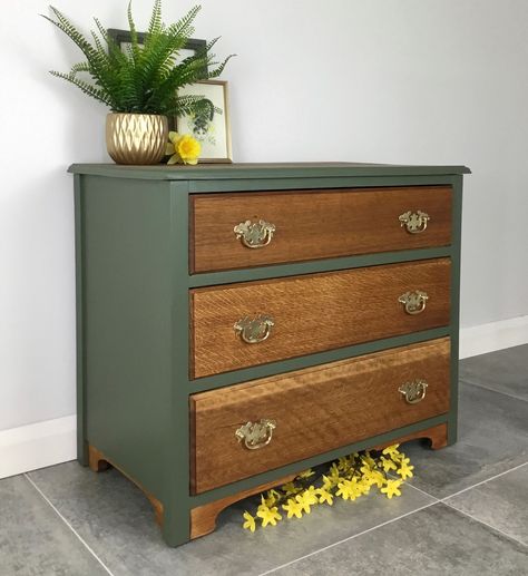 Chest Of Drawers Decor, Chest Of Drawers Makeover, Antique Coffee Table, Dresser Vintage, Revamp Furniture, Vintage Couch, Oak Chest Of Drawers, Upcycled Furniture Diy, Green Furniture