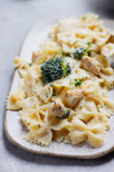 Instant Pot Creamy Alfredo Pasta is a family-friendly dinner that takes less than 30 minutes! Made entirely in the Instant Pot, this set-it-and-forget-it recipe combines a comforting mix of veggies, protein, and carbs all in one bowl. Perfect for weeknight dinners, meal prep, and more! Parmesan Tortellini, Chicken Broccoli Ziti, Alfredo Sauce Recipe Homemade, Chicken Broccoli Alfredo, Broccoli Alfredo, Chicken Tortellini, Homemade Alfredo, Alfredo Sauce Recipe, Cheese Chicken