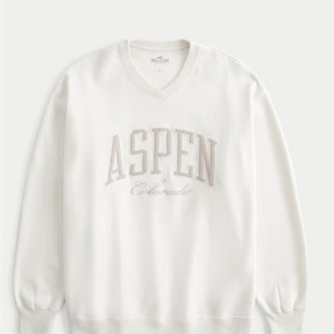 Aspen Sweatshirt from Hollister! Used only a couple of times with no stains Aspen Sweatshirt, Oversized Cropped Sweater, Friends Trip, Aspen Colorado, Hollister Sweater, Sweater Oversize, Hollister Tops, Cozy Sweatshirts, Knitted Pullover Sweaters