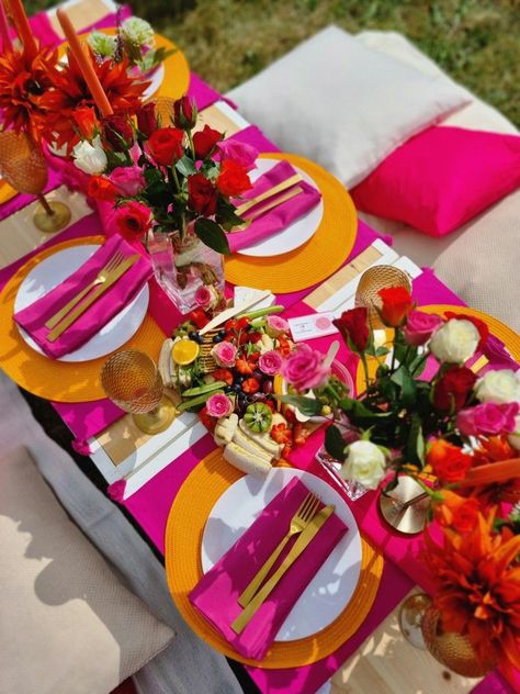 Thanksgiving Dinner Aesthetic, Pink And Orange Birthday, Pink And Orange Party, Friendsgiving Theme Ideas, Simple Thanksgiving Dinner, Thanksgiving Tablescapes Simple, Tablescapes Simple, Aesthetic Dinner Party, Thanksgiving Table Settings Elegant