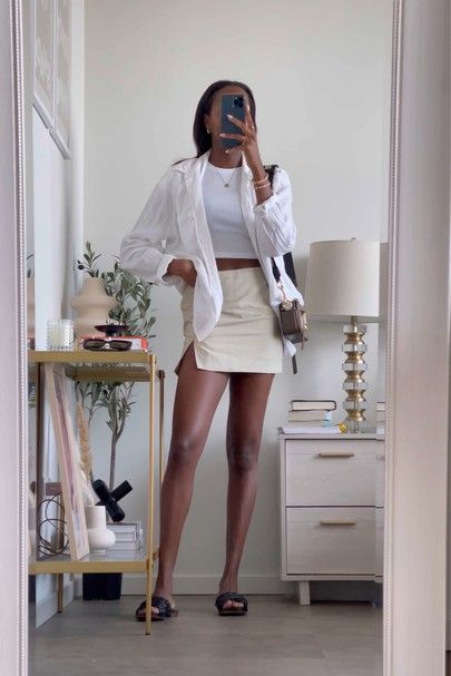 White Linen Mini Skirt Outfit, Short Linen Skirt Outfit, Linen Mini Skirt Outfit, White Short Skirt Outfit, Rainy Summer Outfit, Linen Skirt Outfit, Denim Skirt Outfit Summer, Mini Skirts Outfits Summer, Summer Drip