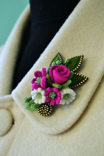 Made with hat felt and brass zipper by woolly  fabulous, via Flickr Sulaman Pita, Zipper Flowers, Zipper Crafts, Zipper Jewelry, Fleurs Diy, Felt Embroidery, Felt Jewelry, Flower Corsage, Felt Brooch