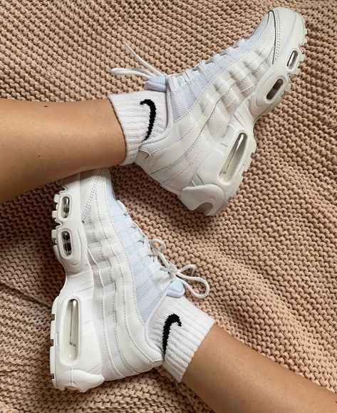 Air Max 95 Women Outfit, Air Max 95 White, Nike 95, Nike Clothes Mens, Trendy Shoes Sneakers, Pretty Shoes Sneakers, Kicks Shoes, Jordan Shoes Retro, Nike Air Shoes