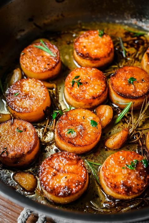 These Fondant Potatoes (aka melting potatoes) are absolutely out of this world delicious! They’re definitely a special occasion type of recipe, but 100% worth the effort. They're seared and then baked until perfectly golden and tender. Roasted Breakfast Potatoes, Melting Potatoes, Potato Calories, Potatoe Recipes, Fondant Potatoes, Crowded Kitchen, Delicious Sides, Dish Ideas, Breakfast Hash