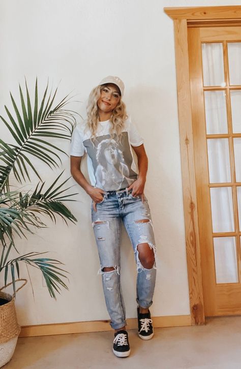 Rock Tees Outfit, Jeans And Tee Outfit, Band Tee Style, Casual Ripped Jeans, Band Tee Outfits, Ripped Jeans Casual, Tomgirl Jeans, Ripped Jeans Outfit, Graphic Band Tees