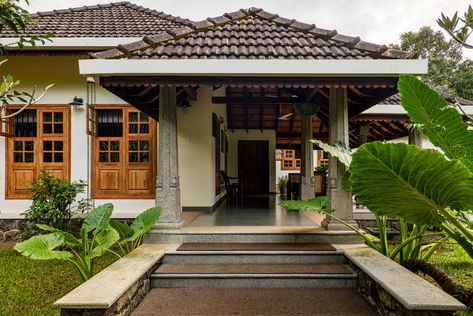 Indian Farmhouse, Open Courtyard, Kerala Traditional House, Single Storey House, Kerala Architecture, Busy Road, Designing A Home, Kerala House, Open Architecture