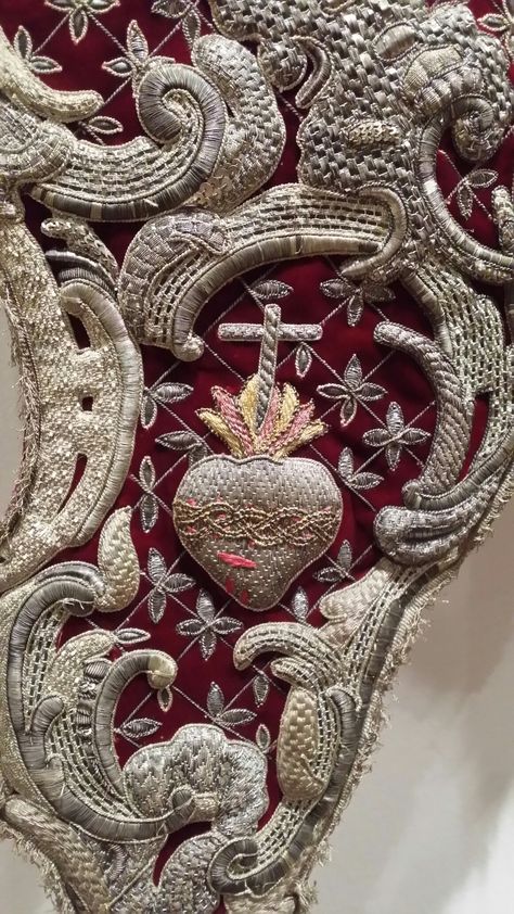 Baroque Embroidery, Jacobean Embroidery, Textiles Sketchbook, A Level Textiles, Gold Work Embroidery, Zardozi Embroidery, Easter Banner, Couture Embroidery, Basic Embroidery Stitches