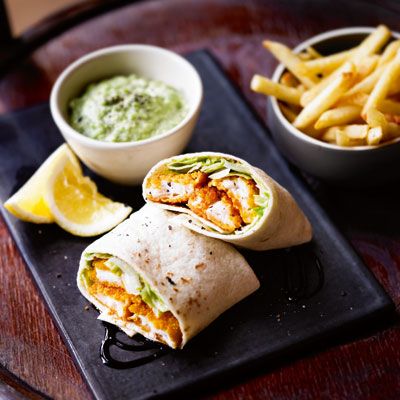 Fish finger wraps made with shredded lettuce and tartare sauce. Serve the wraps with classic french fries and drizzle with balsamic vinegar - a tasty dish that's ready in 20 minutes. Finger Wraps, Chilli Fish, Tartare Sauce, Wraps Recipes Easy, Salad Vegetables, Fish Fingers, Fish Finger, Pub Food, Bon Appetite