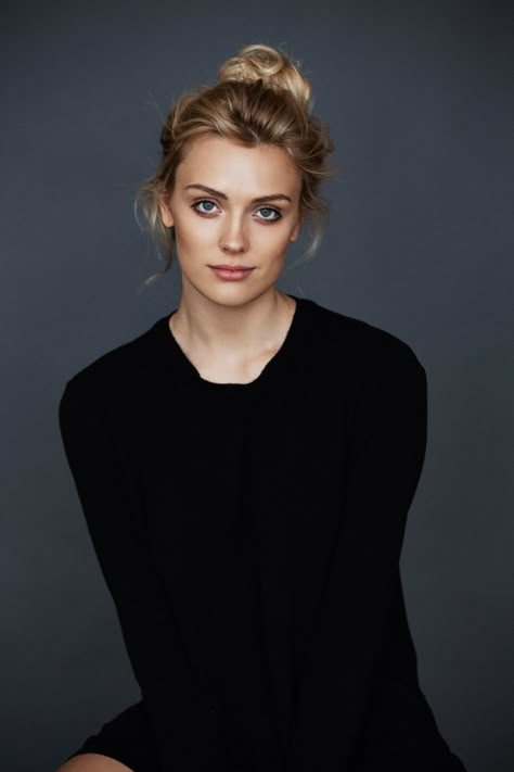 WALLIS Day Wallis Day, Professional Headshots Women, California Girl Style, Fashion Catwalk, Blonde Actresses, Headshots Women, Headshot Poses, Studio Portrait Photography, Actor Headshots