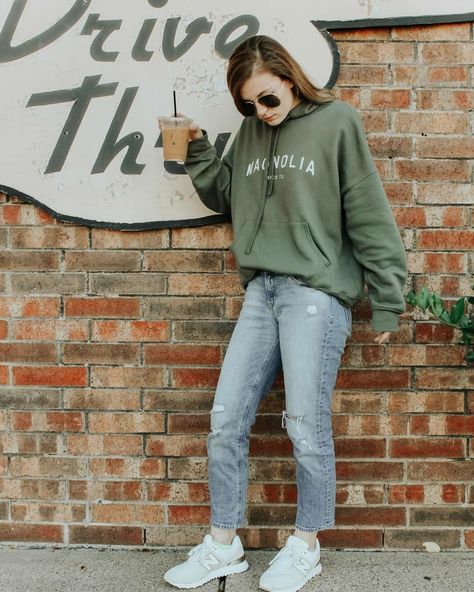 New balance, mom jeans, big hoodies, iced coffee Mom Jeans And Hoodie Outfit, Crewneck Sweatshirt Outfit Jeans, Mom Jeans Aesthetic, Crewneck Sweatshirt Outfit, Aesthetic Mom, Granola Style, Big Hoodies, Mom Jeans Style, Jeans And Hoodie