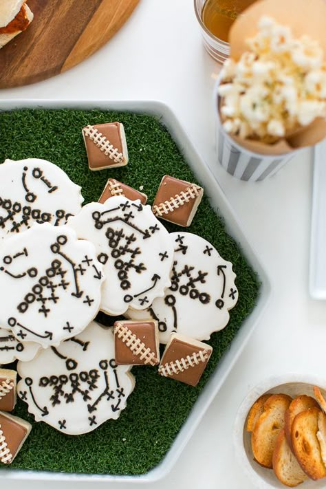 Football Watch Party Ideas, Football Party Cookies, Vintage Football Party, Watch Party Food, Super Bowl Bingo, Watch Party Ideas, Superbowl Party Ideas, Football Celebrations, Super Bowl Ideas