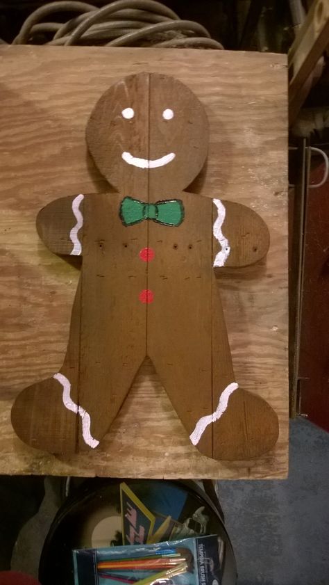 Pallet wood gingerbread man I threw together this evening after  I finished my snowman. Wood Gingerbread Man, Wood Santa Claus, Christmas Pallet Signs, Wood Gingerbread, Christmas Pallet, Wood Santa, Christmas Yard Art, Pallet Christmas, Deco Nature