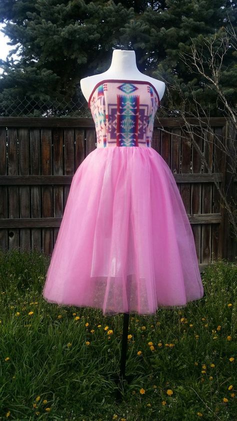 Strapless pendleton bodice with pink tulle. Made by Della Bighair-Stump ~ owner / designer of Designs by Della♡ from the Crow Nation of Montana. Orange Jingle Dress, Native American Prom Dress, Native American Wedding Dress, Native American Style Outfits, Navajo Dress, Native American Ribbon Work, Native Dresses, Native American Inspired Fashion, Native Clothes