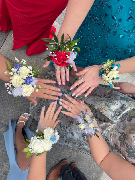 Prom Bouquet Ideas, Elegant Flower Arrangements, Prom Usa, Prom Photography Poses, Homecoming Poses, Prom Bouquet, Disco Birthday Party, Prom Look, Prom Photoshoot