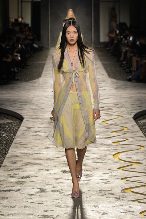 Versace Spring Summer 2025 Fashion Show French Girl Fashion, Versace Spring, 2025 Fashion, Versace Fashion, Milano Fashion Week, Student Fashion, Mellow Yellow, French Girl, Modern Fashion