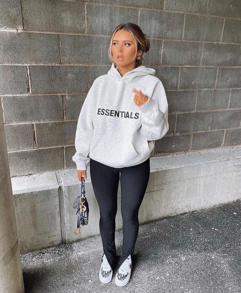 Hoodie And Leggings Outfit, Sport Trousers, Zara Looks, Essentials Hoodie, Chic Pants, Sports Trousers, Chill Outfits, Hoodie Outfit, Pants Casual