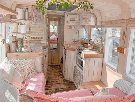 Woman Priced Out of the Housing Market Transforms a Minibus Into a Quaint Cottage - Living in a shoebox Skoolie Life, Bus Home, Creative Woman, Vintage Camper Remodel, Shuttle Bus, Kombi Home, Quaint Cottage, Vw Vintage, Country Style Kitchen