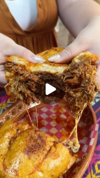 RanafansFood. Tu guía de comida on Instagram: "Que llegue el fin de semana para ir a probar el NUEVO MENÚ de @lasnortenasmx porque los sábados y domingos tienen el lugar repleto de birria para no escatimar a la hora de preparar sus platillos. También puedes pedir para llevar o a domicilio 🤠

Todo esto disfrutamos: 
Paquete de Quesabirria $150
Chilaquiles $170
Birria torta $85
Horchata con café de olla $53
Horchata con fresa $53
Limón con pepino $35

📍Calle 27 por 8 Col. San Esteban. Mérida, Yucatán 
📅 Sábados y domingos de 8 AM - 3 PM

Así que Ranafans, menciona a tu foodie favo, guarda y comparte esta publicación a la de ya! 

Rafans 👈🏻
#lasnorteñas #birria #tacos #quesatacos #lugares #restaurante #merida" Birria Tacos, 3 Pm, July 17, On Instagram