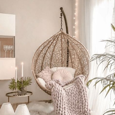 Hanging chairs for a cosy and stylish décor - Missmv.com Hanging Chair Living Room, Modern Hanging Chairs, Bedroom Hanging Chair, Swing Chair Bedroom, Hanging Chair From Ceiling, Hanging Egg Chair, Rope Shelf, Shelf Bookcase, Christmas Room Decor