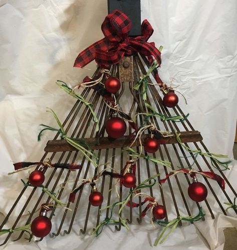 I spotted an old rusty rake and wanted to make something for a porch area. Here is what I came up with. Rake Christmas Tree, Porch Decor Diy, Beach Christmas Trees, Upcycled Christmas, Tree Decorations Diy, Faux Wood Grain, Pallet Christmas Tree, Tree Sign, Pallet Christmas